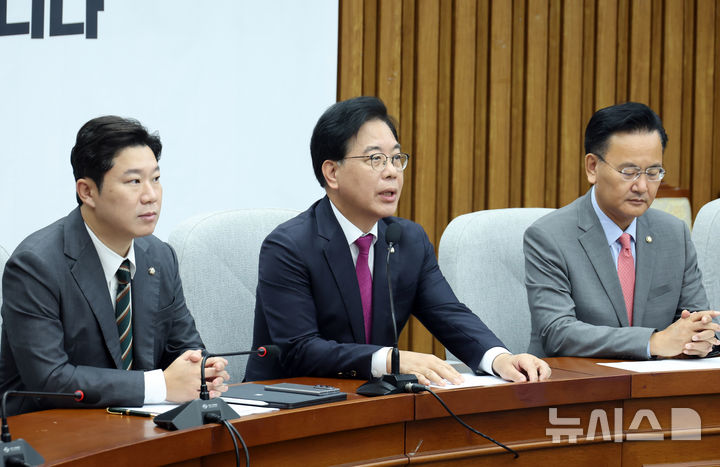 [서울=뉴시스] 고승민 기자 = 송언석 국민의힘 원내대표가 1일 서울 여의도 국회에서 열린 상임위원장 및 간사단 회의에서 발언하고 있다. 2025.10.01. kkssmm99@newsis.com