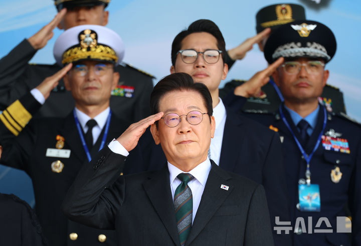 [계룡=뉴시스] 고범준 기자 = 이재명 대통령이 1일 충남 계룡대에서 열린 건군 77주년 국군의 날 기념식에서 거수경례하고 있다. 2025.10.01. bjko@newsis.com