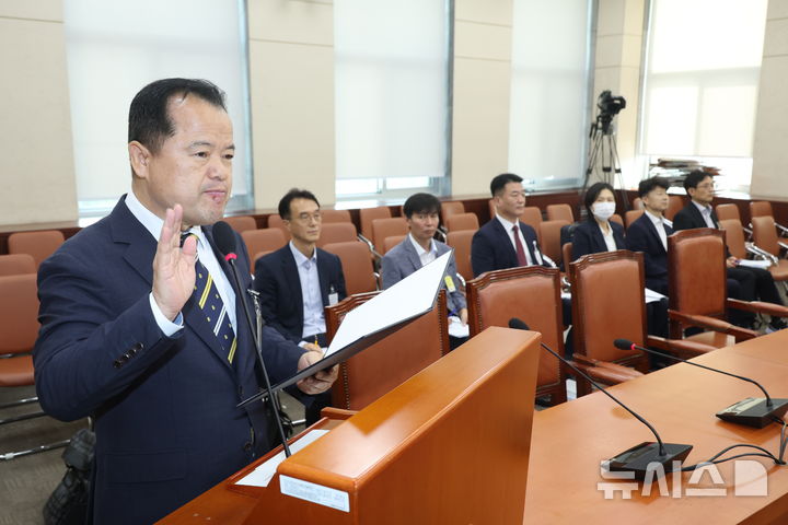 [서울=뉴시스] 고승민 기자 = 위철환 중앙선거관리위원 후보자가 1일 서울 여의도 국회에서 열린 행정안전위원회의 인사청문회에서 선서를 하고 있다. 2025.10.01. kkssmm99@newsis.com