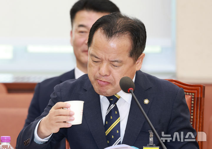 [서울=뉴시스] 고승민 기자 = 위철환 중앙선거관리위원 후보자가 1일 서울 여의도 국회에서 열린 행정안전위원회의 인사청문회에서 물을 마시고 있다. 2025.10.01. kkssmm99@newsis.com