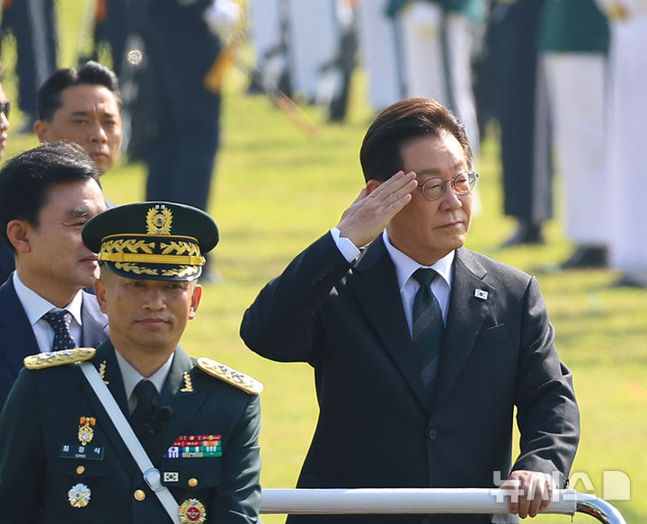 [계룡=뉴시스] 고범준 기자 = 이재명 대통령이 1일 충남 계룡대에서 열린 건군 77주년 국군의 날 기념식에서 열병하고 있다. 2025.10.01. bjko@newsis.com