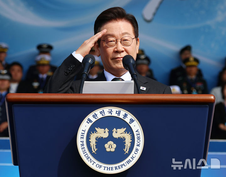 [계룡=뉴시스] 고범준 기자 = 이재명 대통령이 1일 충남 계룡대에서 열린 건군 77주년 국군의 날 기념식에서 거수경례하고 있다. 2025.10.01. bjko@newsis.com