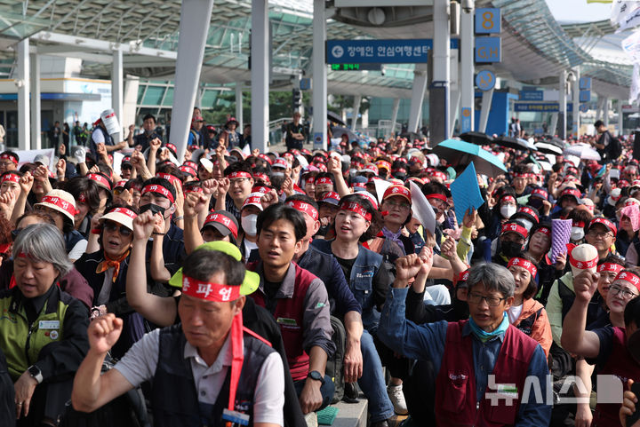[인천공항=뉴시스] 김진아 기자 = 민주노총 공공운수노조 인천공항지역지부 노조원들이 1일 인천공항 제1여객터미널에서 열린 전면파업 1일차 결의대회에서 참석자들이 구호를 외치고 있다. 이들은 3조 2교대 근무체계의 4조 2교대 전환, 모·자회사 불공정 계약 근절, 낙찰률 임의 적용 폐지 등을 요구했다. 2025.10.01. bluesoda@newsis.com