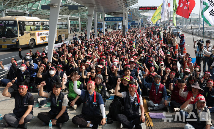 [인천공항=뉴시스] 김진아 기자 = 민주노총 공공운수노조 인천공항지역지부 노조원들이 1일 인천공항 제1여객터미널에서 열린 전면파업 1일차 결의대회에서 참석자들이 구호를 외치고 있다. 이들은 3조 2교대 근무체계의 4조 2교대 전환, 모·자회사 불공정 계약 근절, 낙찰률 임의 적용 폐지 등을 요구했다. 2025.10.01. bluesoda@newsis.com