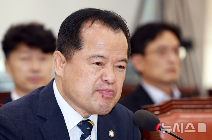 [서울=뉴시스] 고승민 기자 = 위철환 중앙선거관리위원 후보자가 1일 서울 여의도 국회에서 열린 행정안전위원회의 인사청문회에서 질의하는 고동진 국민의힘 의원을 바라보고 있다. 2025.10.01. kkssmm99@newsis.com