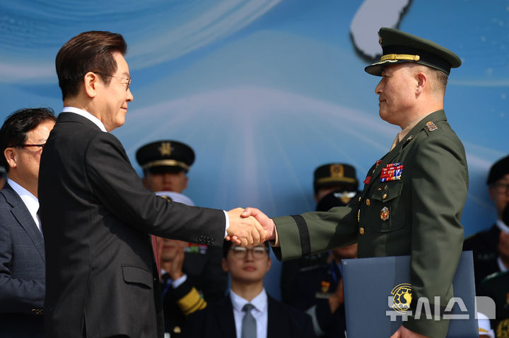 [계룡=뉴시스] 고범준 기자 = 이재명 대통령이 1일 충남 계룡대에서 열린 건군 77주년 국군의 날 기념식에서 박정훈 해병대 수사단장에게 보국훈장 삼일장을 수여하고 있다. 2025.10.01. bjko@newsis.com