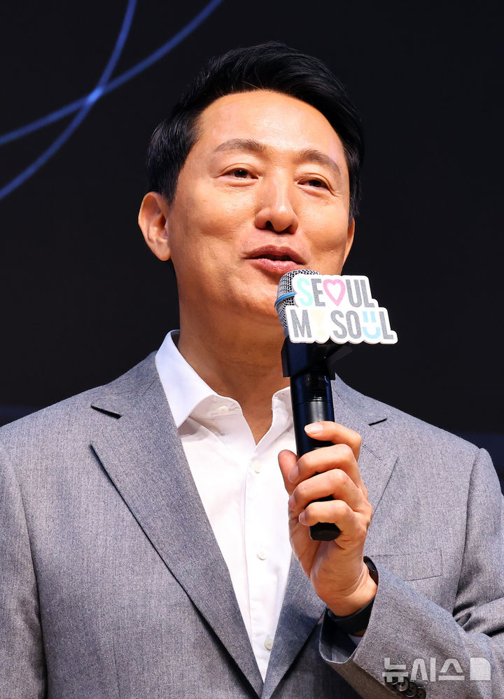 [서울=뉴시스] 최진석 기자 = 오세훈 서울시장이 1일 서울 중구 서울시청 다모적홀에서 열린 서울 인플루언서 어워즈에서 인사말을 하고 있다. 2025.10.01. myjs@newsis.com