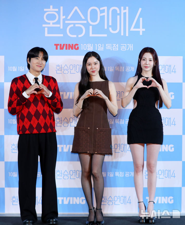 [서울=뉴시스] 김혜진 기자 = 방송인 이용진(왼쪽부터), 김예원, 유라가 1일 오전 서울 용산구 CGV용산아이파크몰에서 열린 티빙 오리지널 '환승연애4' 제작발표회에서 포즈를 취하고 있다. 2025.10.01. jini@newsis.com