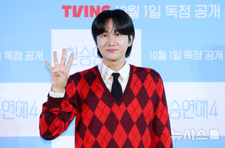 [서울=뉴시스] 김혜진 기자 = 방송인 이용진이 1일 오전 서울 용산구 CGV용산아이파크몰에서 열린 티빙 오리지널 '환승연애4' 제작발표회에서 포즈를 취하고 있다. 2025.10.01. jini@newsis.com