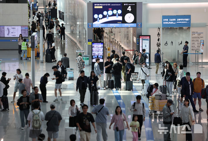 [인천공항=뉴시스] 김진아 기자 = 추석 황금연휴를 앞둔 1일 인천국제공항 1터미널이 여행객들로 북적이고 있다. 인천국제공항공사에 따르면 올해 추석 황금연휴 기간(2일~12일)에 인천공항을 오가는 여객은 245만3000명으로 예상했다. 2025.10.01. bluesoda@newsis.com