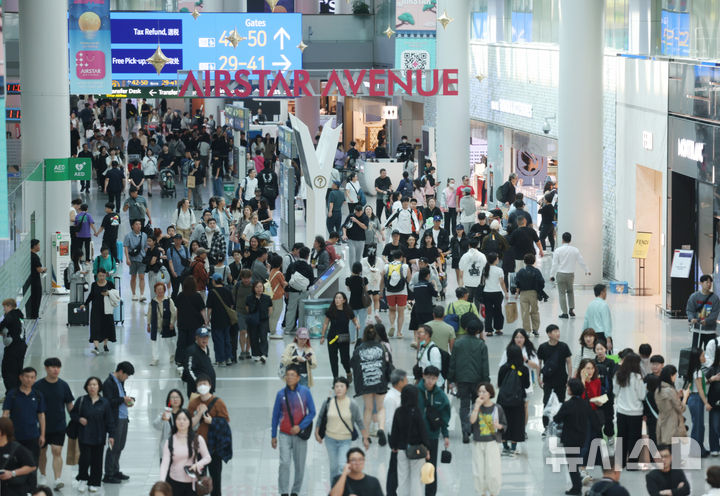 [인천공항=뉴시스] 김진아 기자 = 인천국제공항 1터미널이 여행객들로 북적이고 있다. 2025.10.01. bluesoda@newsis.com