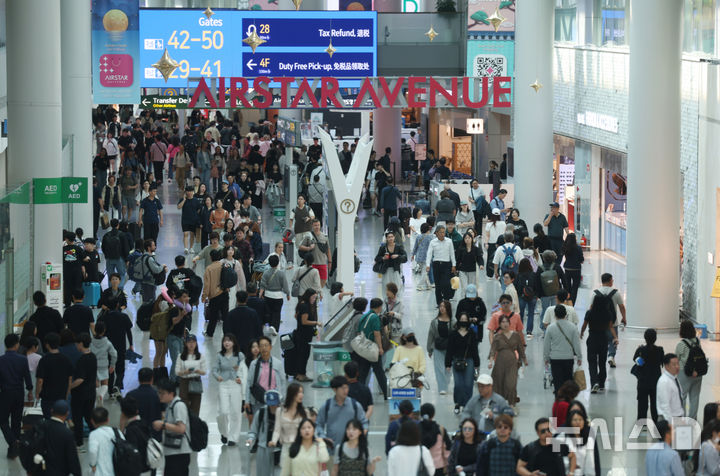 [인천공항=뉴시스] 김진아 기자 = 추석 황금연휴를 앞둔 1일 인천국제공항 1터미널이 여행객들로 북적이고 있다.  인천국제공항공사에 따르면 올해 추석 황금연휴 기간(2일~12일)에 인천공항을 오가는 여객은 245만3000명으로 예상했다. 2025.10.01. bluesoda@newsis.com