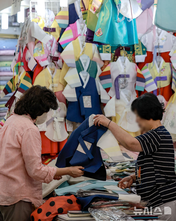 [서울=뉴시스] 정병혁 기자 = 추석 연휴를 앞둔 1일 서울 중구 남대문시장 한복상가를 찾은 시민들이 한복을 살펴보고 있다. 2025.10.01 jhope@newsis.com