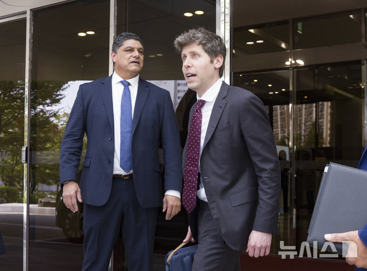 [서울=뉴시스] 김근수 기자 = 샘 올트먼 오픈AI 최고경영자(CEO)가 1일 서울 강서구 김포공항 비즈니스항공센터를 통해 입국하고 있다. 2025.10.01. ks@newsis.com