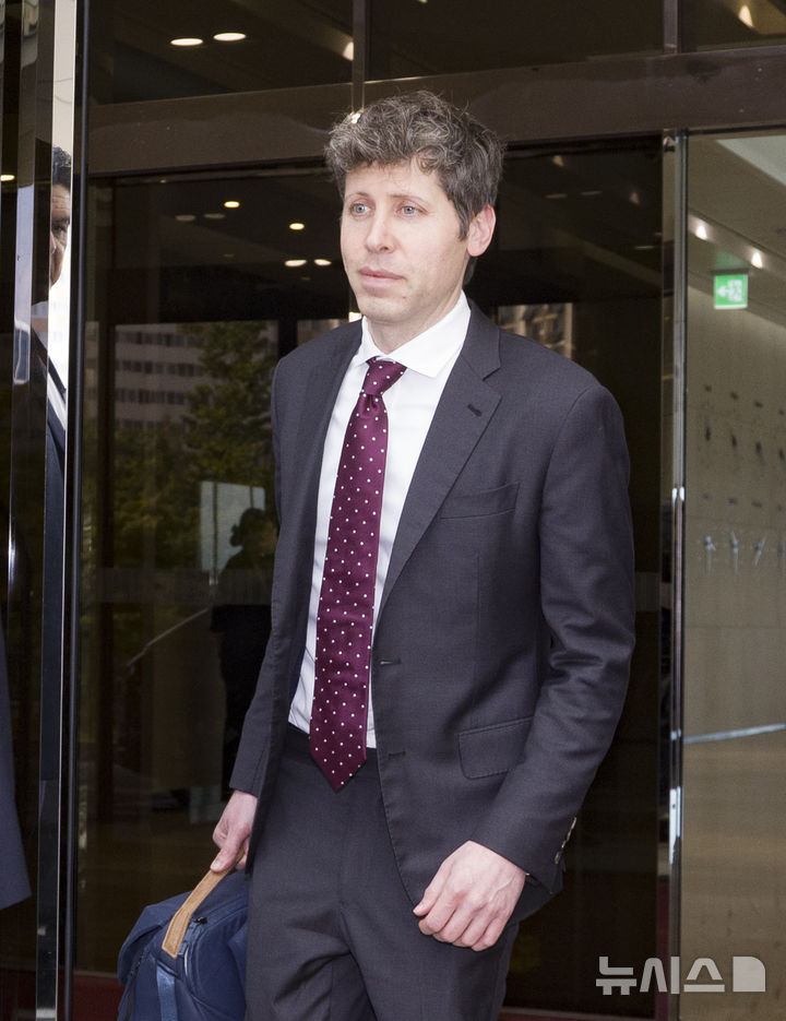 [서울=뉴시스] 3일(현지 시간) 월스트리트저널(WSJ)에 따르면 샘 올트먼 오픈AI CEO(최고경영자)는 지난 여름 로켓 제조업체 스토크 스페이스에 접촉해 지분 투자를 통해 경영권을 확보하는 방안을 논의했다. 샘 올트먼 오픈AI 최고경영자(CEO)가 지난 10월 1일 서울 강서구 김포공항 비즈니스항공센터를 통해 입국하고 있다. 2025.12.04.