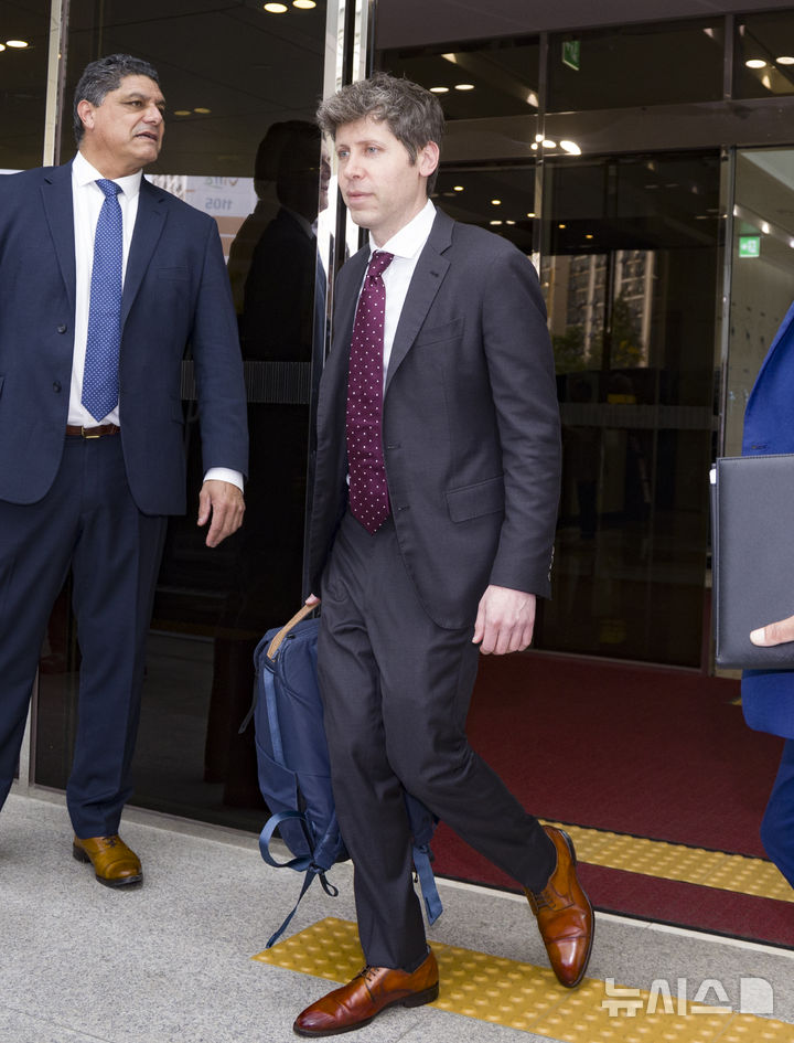 [서울=뉴시스] 김근수 기자 = 샘 올트먼 오픈AI 최고경영자(CEO)가 1일 서울 강서구 김포공항 비즈니스항공센터를 통해 입국하고 있다. 2025.10.01. ks@newsis.com