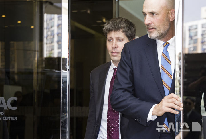 [서울=뉴시스] 김근수 기자 = 샘 올트먼 오픈AI 최고경영자(CEO)가 1일 서울 강서구 김포공항 비즈니스항공센터를 통해 입국하고 있다. 2025.10.01. ks@newsis.com