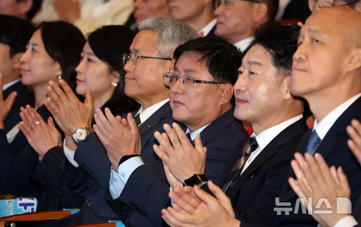 [세종=뉴시스] 강종민 기자 = 1일 세종시 정부세종청사 대강당에서 열린 기후에너지환경부 출범식에서 김성환 장관과 참석자들이 박수치고 있다. 2025.10.01. ppkjm@newsis.com