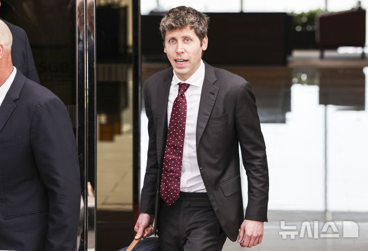 [서울=뉴시스] 김근수 기자 = 샘 올트먼 오픈AI 최고경영자(CEO)가 1일 서울 강서구 김포공항 비즈니스항공센터를 통해 입국하고 있다. (공동취재) 2025.10.01. photo@newsis.com