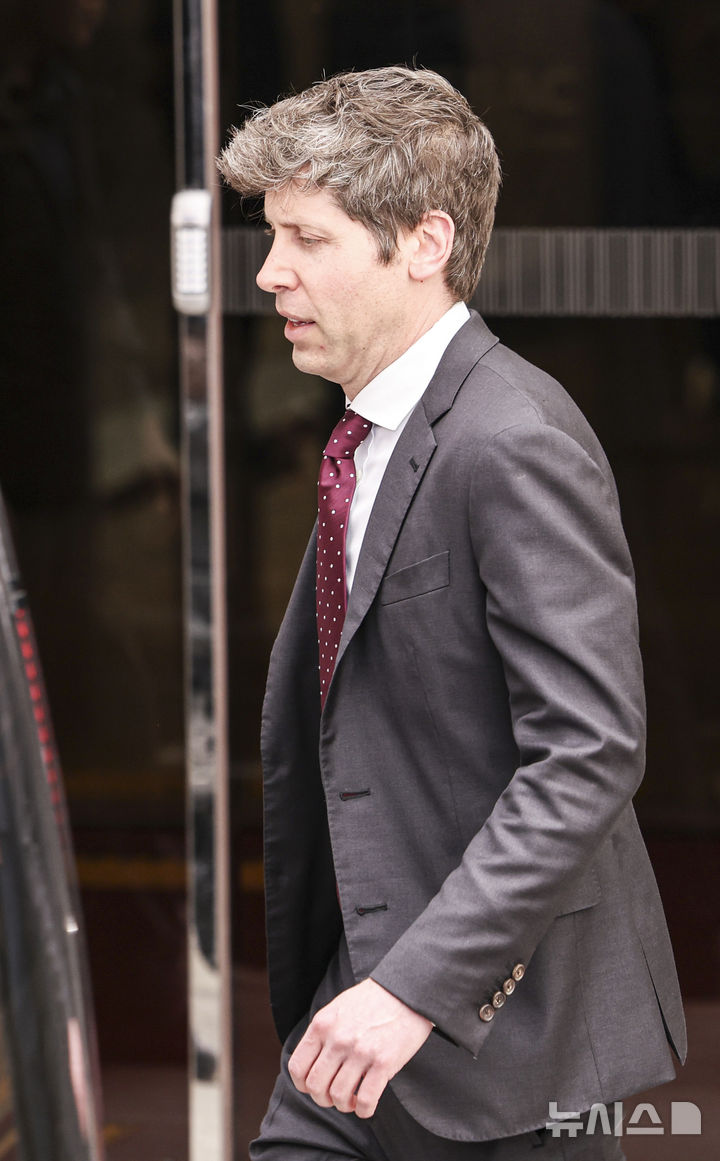 [서울=뉴시스] 샘 올트먼 오픈AI 최고경영자(CEO)가 지난해 10월 서울 강서구 김포공항 비즈니스항공센터를 통해 입국하고 있다.일론 머스크 테슬라 최고경영자(CEO)와 샘 올트먼 오픈AI CEO 간의 재판이 27일(현지 시간)부터 본격 시작된다. 2026.04.27.