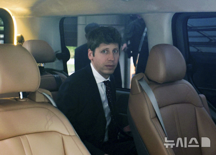 [서울=뉴시스] 김근수 기자 = 샘 올트먼 오픈AI 최고경영자(CEO)가 1일 서울 강서구 김포공항 비즈니스항공센터를 통해 입국해 차량에 탑승하고 있다. (공동취재) 2025.10.01. photo@newsis.com