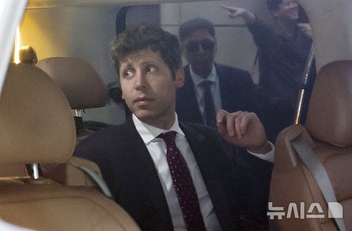 [서울=뉴시스] 김근수 기자 = 샘 올트먼 오픈AI 최고경영자(CEO)가 1일 서울 강서구 김포공항 비즈니스항공센터를 통해 입국해 차량에 탑승하고 있다. (공동취재) 2025.10.01. photo@newsis.com