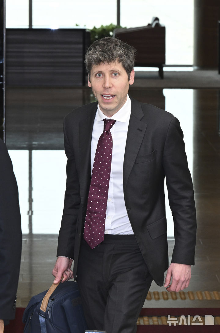 [서울=뉴시스] 김근수 기자 = 샘 올트먼 오픈AI 최고경영자(CEO)가 1일 서울 강서구 김포공항 비즈니스항공센터를 통해 입국하고 있다. (공동취재) 2025.10.01. photo@newsis.com