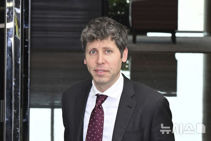 [서울=뉴시스] 김근수 기자 = 샘 올트먼 오픈AI 최고경영자(CEO)가 1일 서울 강서구 김포공항 비즈니스항공센터를 통해 입국하고 있다. (공동취재) 2025.10.01. photo@newsis.com