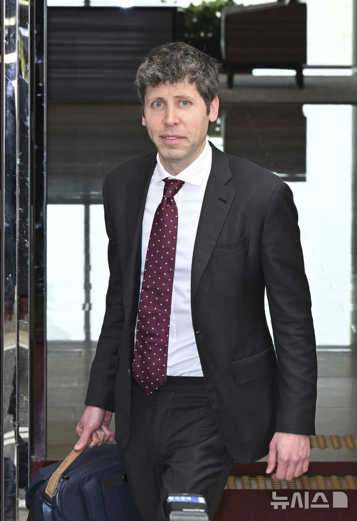 [서울=뉴시스] 김근수 기자 = 샘 올트먼 오픈AI 최고경영자(CEO)가 1일 서울 강서구 김포공항 비즈니스항공센터를 통해 입국하고 있다. (공동취재) 2025.10.01. photo@newsis.com