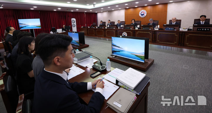 [세종=뉴시스] 강종민 기자 = 주병기 공정거래위원장이 1일 세종시 정부세종청사 세종심판정에서 첫 전원회의를 주재하고 있다. 2025.10.01. ppkjm@newsis.com