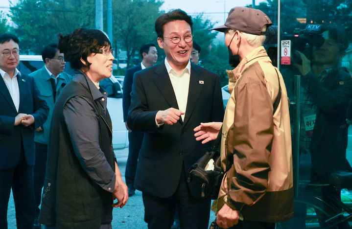[서울=뉴시스] 추상철 기자 = 김민석 국무총리가 1일 충북 청주에서 공사현장 근로자 등에게 아침밥을 천원에 제공하는 식당을 방문하고 있다. (사진= 국무총리실 제공) 2025.10.01. photo@newsis.com *재판매 및 DB 금지