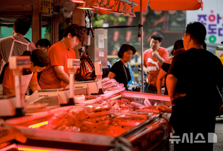 [서울=뉴시스] 정병혁 기자 = 추석 연휴를 앞둔 1일 서울 종로구 청량리종합시장을 찾은 시민들이 장을 보고 있다. 2025.10.01 jhope@newsis.com