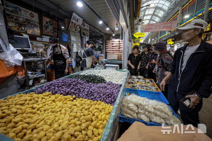 [서울=뉴시스] 정병혁 기자 = 추석 연휴를 앞둔 1일 서울 종로구 청량리종합시장을 찾은 시민들이 장을 보고 있다. 2025.10.01 jhope@newsis.com