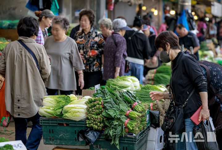 [서울=뉴시스] 정병혁 기자 = 추석 연휴를 앞둔 1일 서울 종로구 청량리종합시장을 찾은 시민들이 장을 보고 있다. 2025.10.01 jhope@newsis.com