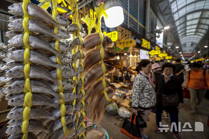 [서울=뉴시스] 정병혁 기자 = 추석 연휴를 앞둔 1일 서울 종로구 청량리종합시장을 찾은 시민들이 장을 보고 있다. 2025.10.01 jhope@newsis.com