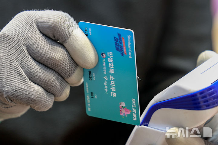 [서울=뉴시스] 정병혁 기자 = 추석 연휴를 앞둔 1일 서울 종로구 청량리종합시장을 찾은 한 시민이 민생회복 소비쿠폰으로 결제를 하고 있다. 2025.10.01 jhope@newsis.com