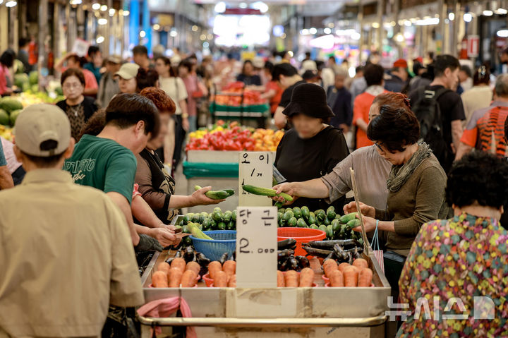 [서울=뉴시스] 정병혁 기자 = 추석 연휴를 앞둔 1일 서울 종로구 청량리종합시장을 찾은 시민들이 장을 보고 있다. 2025.10.01 jhope@newsis.com
