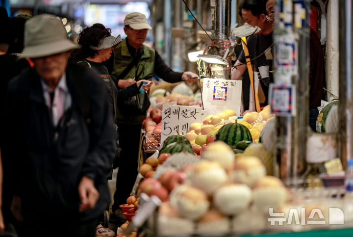 [서울=뉴시스] 정병혁 기자 = 추석 연휴를 앞둔 1일 서울 종로구 청량리종합시장을 찾은 시민들이 장을 보고 있다. 2025.10.01 jhope@newsis.com