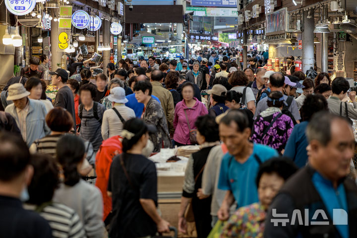 [서울=뉴시스] 정병혁 기자 = 추석 연휴를 앞둔 1일 서울 종로구 청량리종합시장이 시민들로 붐비고 있다. 2025.10.01 jhope@newsis.com