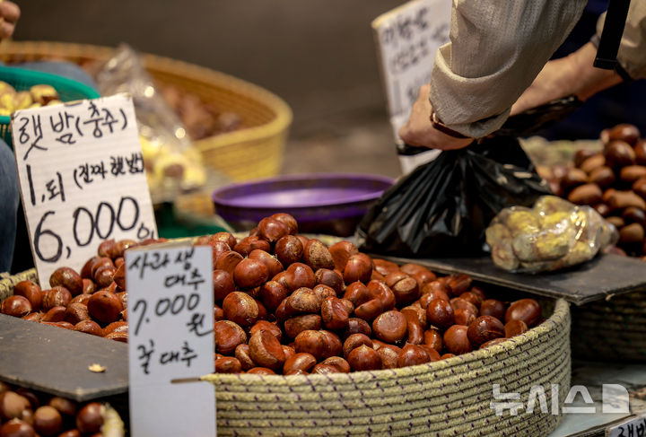 [서울=뉴시스] 정병혁 기자 = 추석 연휴를 앞둔 1일 서울 종로구 청량리종합시장을 찾은 시민들이 장을 보고 있다. 2025.10.01 jhope@newsis.com