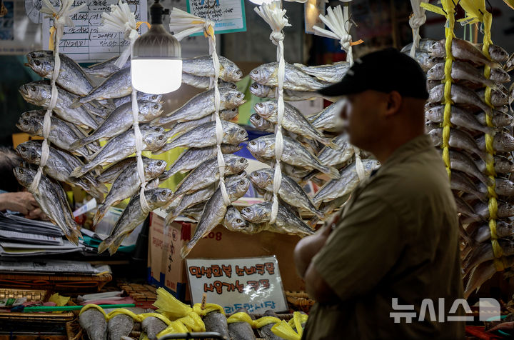 [서울=뉴시스] 정병혁 기자 = 추석 연휴를 앞둔 1일 서울 종로구 청량리종합시장을 찾은 시민들이 장을 보고 있다. 2025.10.01 jhope@newsis.com