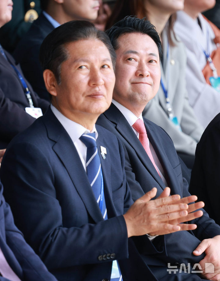 [계룡=뉴시스] 고범준 기자 = 정청래 더불어민주당 대표와 장동혁 국민의힘 대표가 1일 충남 계룡대에서 열린 건군 77주년 국군의 날 기념식에서 편대비행을 바라보고 있다. 2025.10.01. bjko@newsis.com