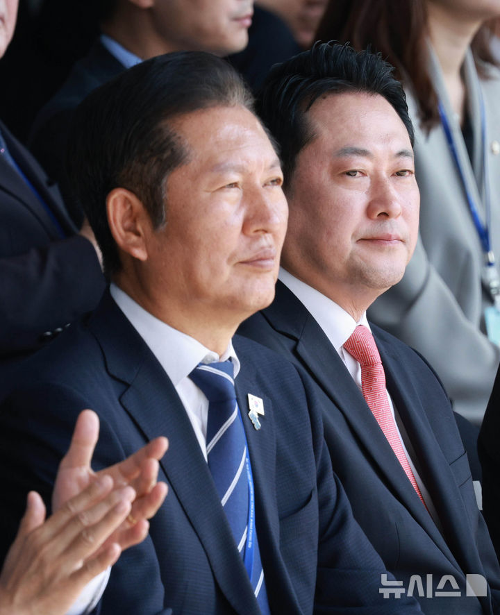 [계룡=뉴시스] 고범준 기자 = 정청래 더불어민주당 대표와 장동혁 국민의힘 대표가 1일 충남 계룡대에서 열린 건군 77주년 국군의 날 기념식에 참석하고 있다. 2025.10.01. bjko@newsis.com