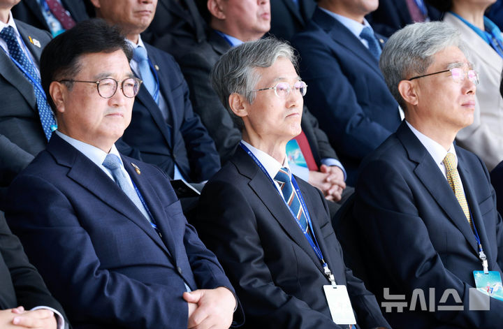 [계룡=뉴시스] 고범준 기자 = 우원식(왼쪽부터) 국회의장, 조희대 대법원장, 김상환 헌법재판소장이 지난 1일 충남 계룡대에서 열린 건군 77주년 국군의 날 기념식에 참석하고 있다. 2025.10.07. bjko@newsis.com