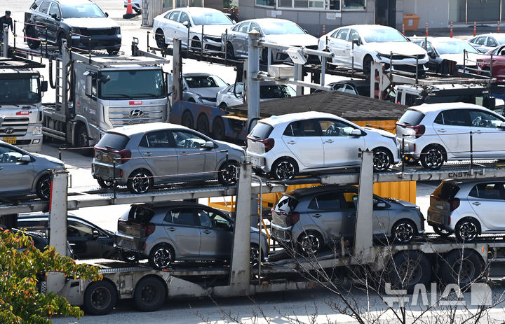 [평택=뉴시스] 김종택 기자 = 사진은 1일 경기 평택항 자동차 전용부두에서 수출용 차량을 실은 카캐리어가 이동하는 모습. 2025.10.01. jtk@newsis.com