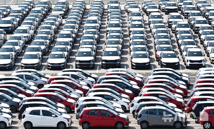 [평택=뉴시스] 김종택 기자 = 미국발 관세 영향 속에서도 양대 주력 수출품인 반도체와 자동차 수출 호조에 힘입어 한국의 9월 수출이 작년 동기보다 12.7% 증가해 역대 최대치를 경신했다. 사진은 1일 경기 평택항 자동차 전용부두에 수출용 차량이 세워져 있는 모습. 2025.10.01. jtk@newsis.com