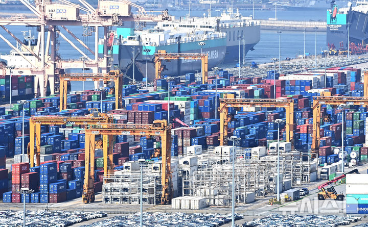[평택=뉴시스] 김종택 기자 = 사진은 1일 수출입 컨테이너가 쌓여있는 경기 평택항 모습. 2025.10.01. jtk@newsis.com