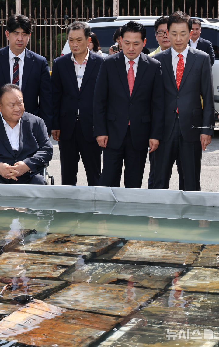 [대전=뉴시스] 김금보 기자 = 장동혁 국민의힘 대표가 1일 오후 대전 유성구 국가정보자원관리원 화재현장에서 외부 침수조에 냉각작업 중인 리튬이온 배터리를 살펴보고 있다. 2025.10.01. kgb@newsis.com