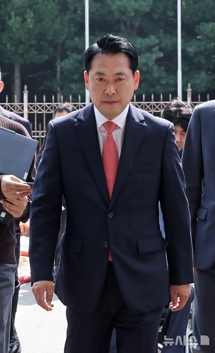 [대전=뉴시스] 김금보 기자 = 장동혁 국민의힘 대표가 1일 오후 대전 유성구 국가정보자원관리원 내부로 화재 피해 상황을 살펴보기 위해 들어가고 있다. 2025.10.01. kgb@newsis.com