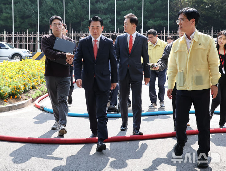 [대전=뉴시스] 김금보 기자 = 장동혁 국민의힘 대표가 1일 오후 대전 유성구 국가정보자원관리원 내부로 화재 피해 상황을 살펴보기 위해 들어가고 있다. 2025.10.01. kgb@newsis.com
